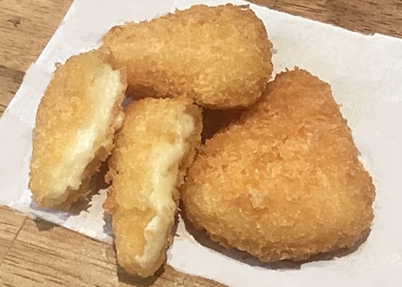 カマンベールチーズフライ　３００円(税込３３０円）